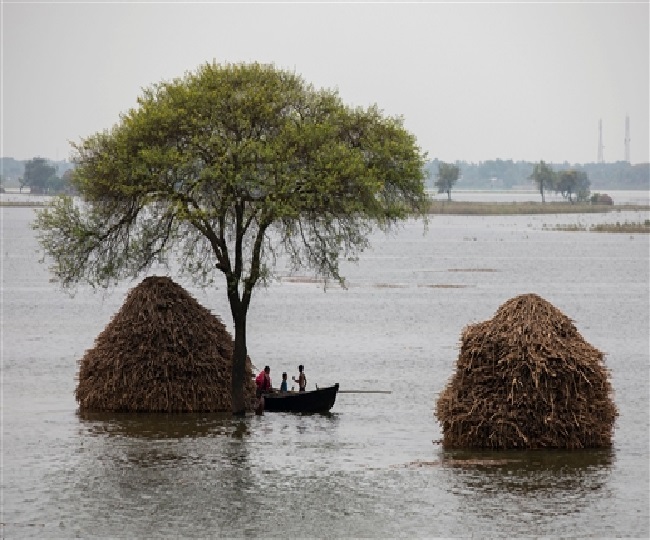बिहार में बच्चों संग नाव से जाती हुई नजर आई महिला